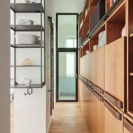 Days - Spacious Designer In Center - Powder Tower Apartment